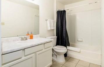Bright Eastside 2BD 2BA Retreat w Pool and Parking - Foto 19