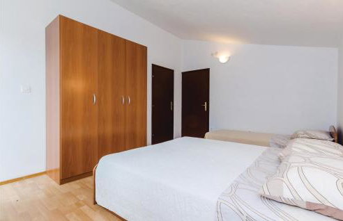 Two-Bedroom Apartment In Hodilje - Photo 12