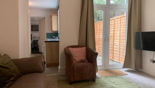 Central 2 bed flat with off street-parking - Foto 3