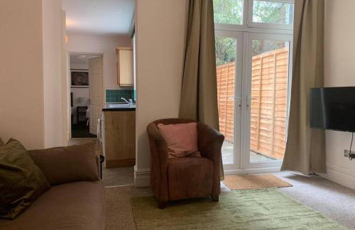 Central 2 bed flat with off street-parking - Foto 3