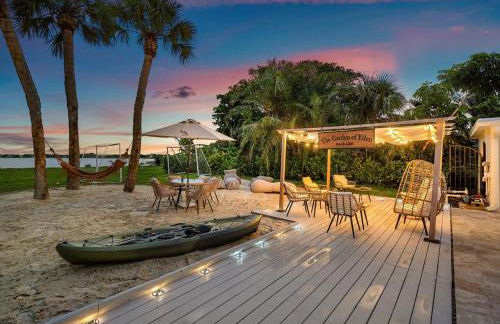 Deluxe Waterfront Villa with BBQ, Pool and Game Room - Photo 4