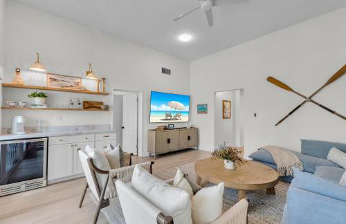 NEW LISTING! Reel Joy Waterfront Luxe with Pool and Private Dock home - Foto 7