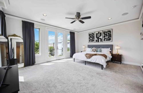 Resort vibe with Pool and Hot tub Downtown skyline views - Photo 6