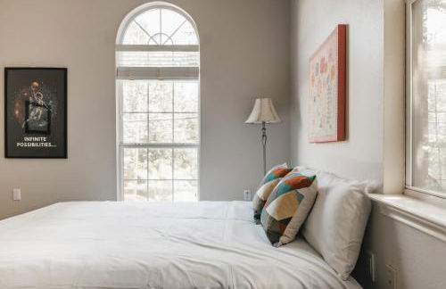 Modern 2-Story Cowboy Pool Home with King Beds Walk to 6th St & Rainey Street - Foto 25