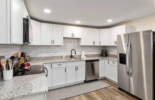 Pondview 4BR Cabin-Walk to Caverns, Hot Tub, Wi-Fi - Foto 22