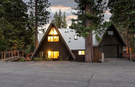 Timberline by AvantStay Stunning Chalet Cabin w Hot Tub Pool Table Home Theater - Foto 27