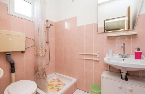 1 Bedroom Nice Apartment In Dinjiska - Foto 17