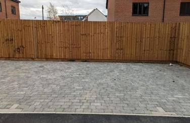 1 Bed Apartment Sleeps 2 - Parking & Wifi - Photo 43