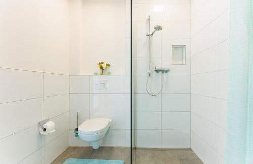 Modernes Apartment mit Terrasse & Garten, Parkplatz & 24h Self-Check-in - Foto 17