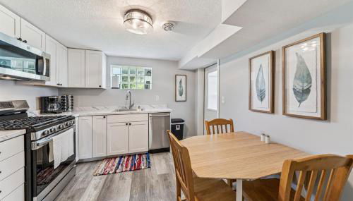 Remodeled 2 Bedroom Apartment by Wedding Venues - Foto 2, stove, toaster