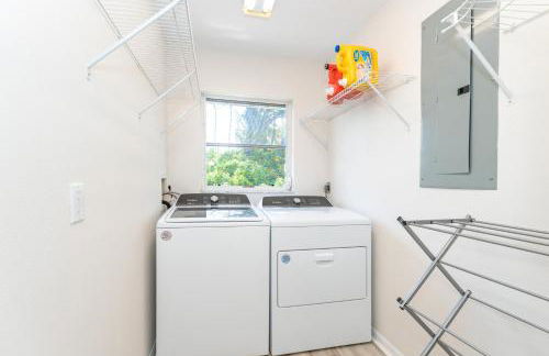 Beautiful Spacious Home! Close to Beaches - HEATED Private Pool - Foto 35