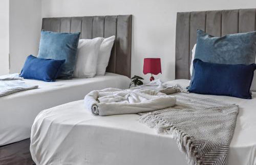 Spacious 4BR Home with Garden Close to Transport - Foto 12