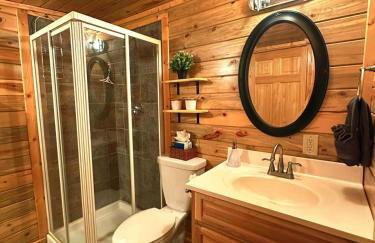 The Red Bears Den, Walk to River & Lake, In Town - Foto 9