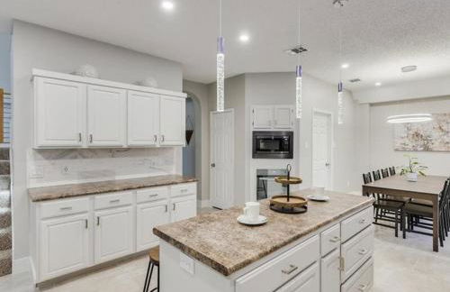 Captivating 6BR 3B Home with Pool & Fire Pit - Foto 46