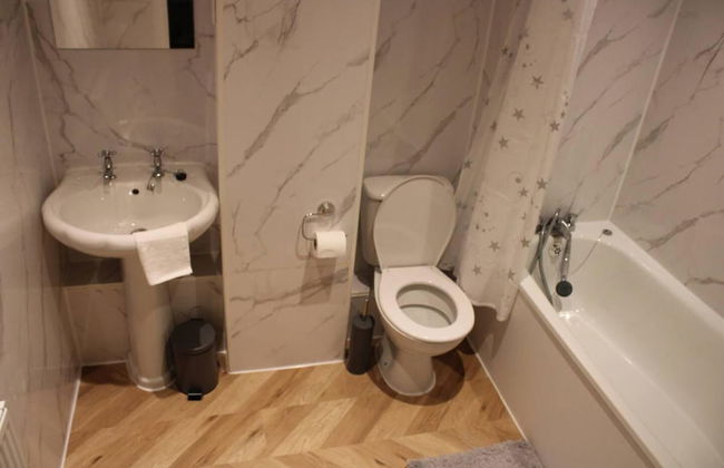 Apartment - Sleeps 2 - Parking - Station Close - Photo 9