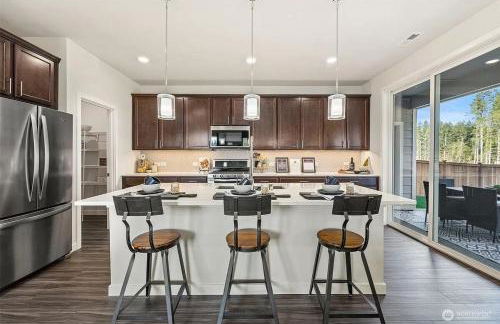 Serene Port Orchard Retreat - 3BR 3BA with Trails and Amazing Views - Foto 8