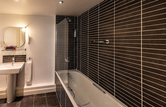 PREMIER SUITES Liverpool - Photo 42