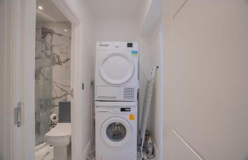 Spacious 3BR Home by D3 Short Stay, Sleep 9, Free WIFI & Parking - Foto 32