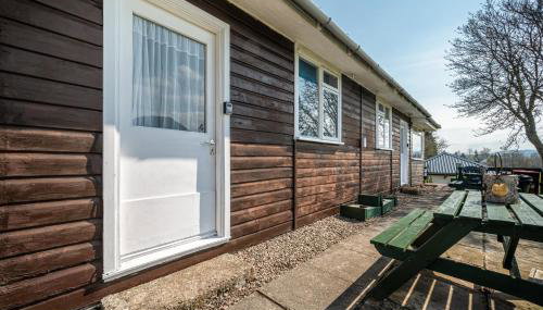 2 Bed Chalet - Sleeps 4 - River and Mountain Views - Foto 3