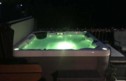 Logi-Bear Lodge with Hot Tub - Photo 16