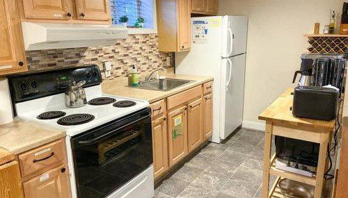 Rare Find Spacious Basement Apartment with Parking - Foto 2