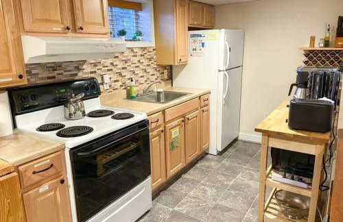 Rare Find Spacious Basement Apartment with Parking - Foto 2