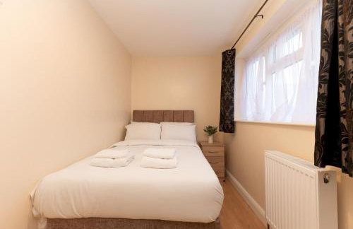 Spacious 4BR Home Walk to Station Parking - Pass the Keys - Foto 25