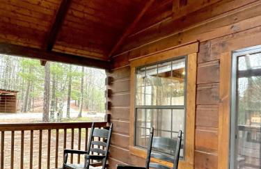 Private and Perfect! - hot tub, king bed, fireplace - dog and motorcycle friendly Studio Cabin by RedAwning - Foto 44
