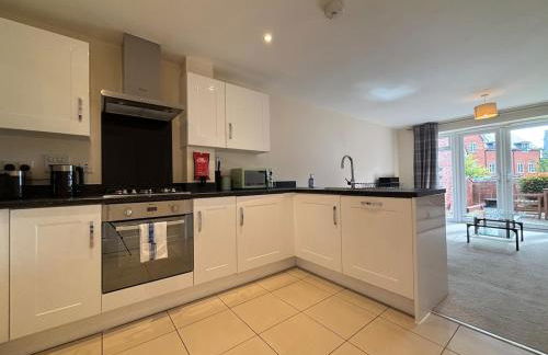 4BR Home - Gym - 3BA - Free Parking - En-suite - Near LGW Airport - Foto 17