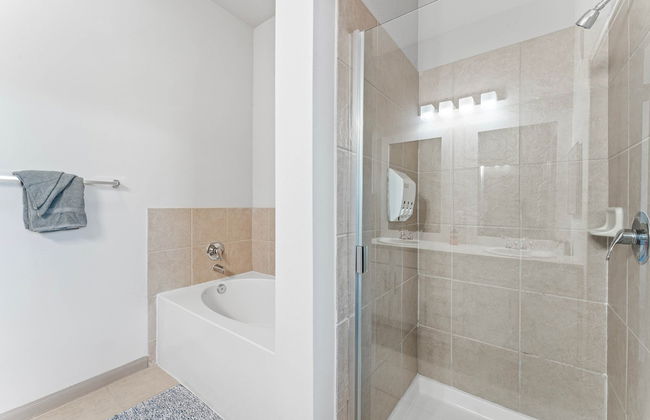 Homey 2BR Suite Close to Downtown w Fast Wifi - Foto 7