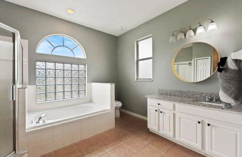 Spacious Disney Themed 5Bed Villa! Private Heated Enclosed Pool/Spa/BBQ! - Photo 12