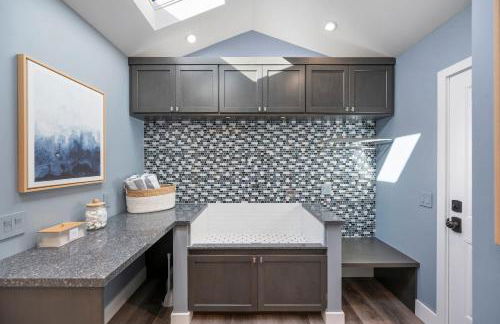 Distinguished Oceanfront Point Estate with Iconic Beach Mountain Vistas - Foto 80