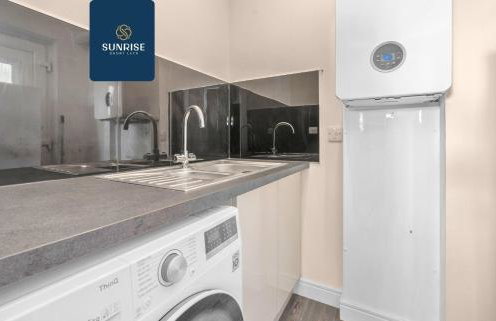 MUIRTON HOUSE - INVOICE and REDUCED PRICE only via SUNRISE SHORT LETS DUNDEE, 4 Bed House, 4 Car Parking, 2 Baths, 5 Smart TVs, Fully Equipped Kitchen, Large Dining and Living Space, Rear Garden, Free WiFi, and ONLY 9 Mins to STANNERGATE Ports - Foto 35