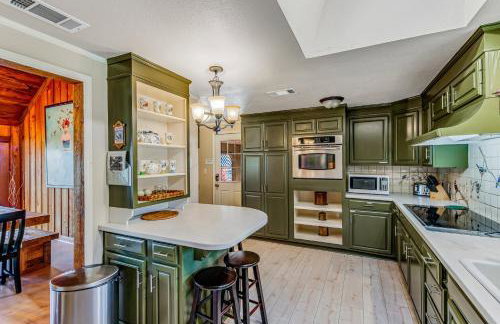 Hill country gem with private pool, deck, firepit, Ping-Pong, foosball, & WiFi - Photo 11