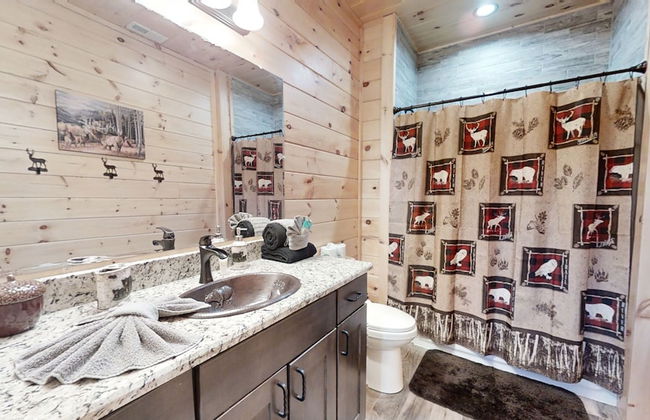 Lazy Bear Lodge 5 Bedroom Cabin by RedAwning - Photo 59