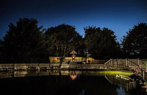 Romantic Treehouse with Hot Tub & BBQ Lodge - Foto 1