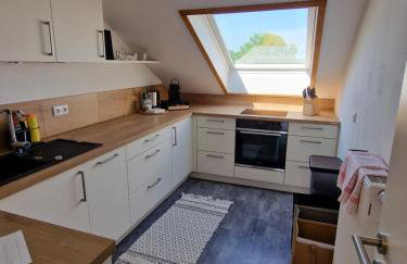 C4S COME4STAY Altötting - 3-Zi Whg I Zentrale Lage I Parkplatz I Balkon I WIFI I SmartTV I 1 Kingsize, 1 Queensize Bett I Office Arbeitsplatz I Wohnbereich mit Couch und Essbereich I voll ausgestattete Küche I Nespresso - Foto 12