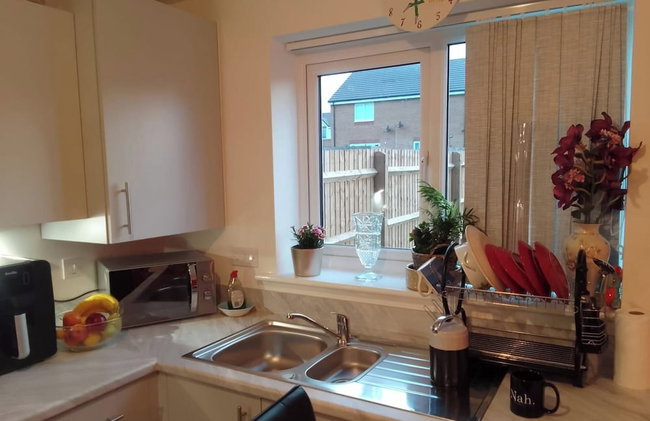Bright 4 Bedroom Home in Walsall, Free Parking and for EVs - Foto 18