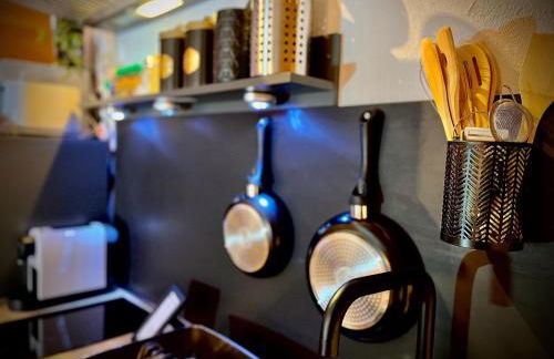 Stay by Home Deluxe Apartment WiFi-PS4-TV-Loft-Bath-Kitchen - Foto 23