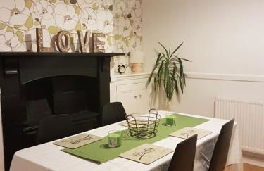 Tynant House- Cosy 3 bed house- Near City Centre and FREE parking - Foto 1