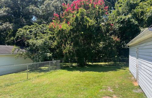 Cozy Stay Near DT with Deck and Yard - Foto 18