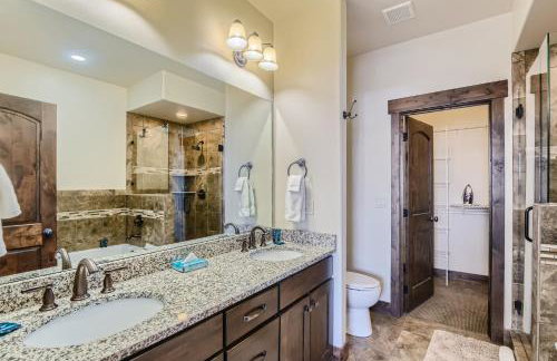 Private Hot Tub, Close to Resorts - Private Hot Tub - Close to PC, Mountain Mansion Family Getaway - Photo 20