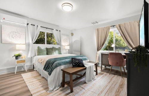 Entire Private Home with 4 Bedrooms 3 Bathrooms, King Bed, Big Yard, Prime Area, Ranch Style, Available Now - Photo 4