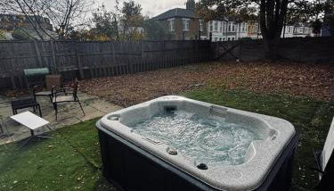 Stylish Wembley Home with Hot Tub, Parking & Garden - Foto 4
