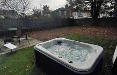 Stylish Wembley Home with Hot Tub, Parking & Garden - Foto 4