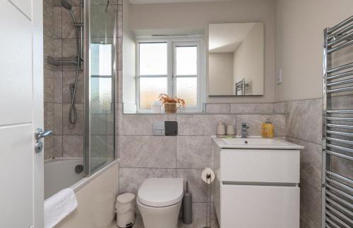 Modern 4-Bed Family Home with 5 Beds & Parking - Foto 25