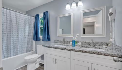 Shades of Gray 4BR Home w Mini Fridges - Foto 3