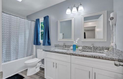 Shades of Gray 4BR Home w Mini Fridges - Foto 3