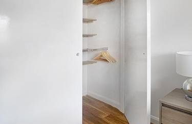 Guildford - 2 Bedroom House - Parking - Photo 7