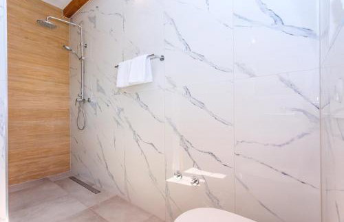 Villa Flora with a 53 sqm private pool with Cinema room with projector and 4 en-suite bedrooms - Foto 37